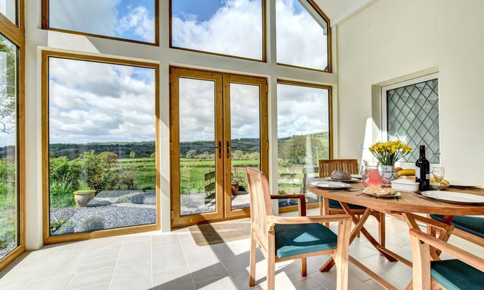 Llanwrda House | Bwthyn y Wennol - Three Bedroom House, Sleeps 4