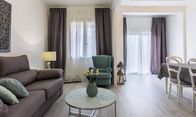 Les Corts Apartment | BY DAYS CLOSE TO FCB STADIUM, NICE & CONFORTABLE WITH A FREE PARKING SPACE