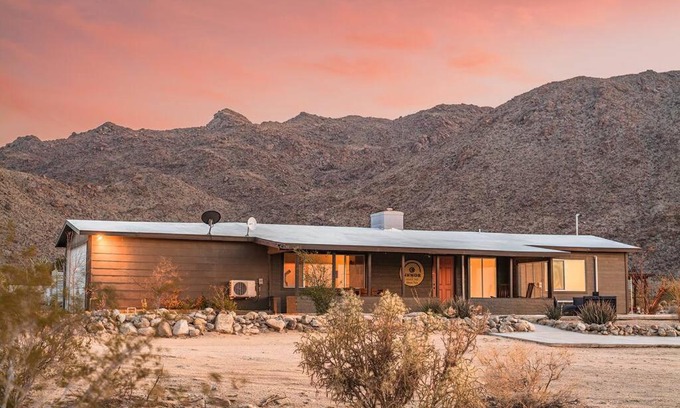 Twentynine Palms House | By Park Entrance, Hot Tub, Stars, Private ܍ WKNDR