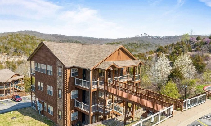 Indian Point Condo | By Silver Dollar City! Walk In Unit! Walk to Lake!