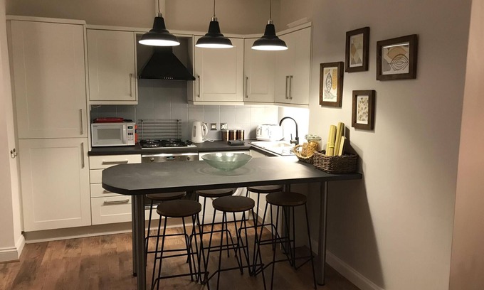 Southsea House | By The Beach & Lake, 4 beds, Parking WiFi Inc