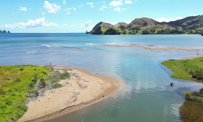 Port Charles House | By the beach. Views, Sleeps 8, 4G. Fully Healthy Homes Compliant.
