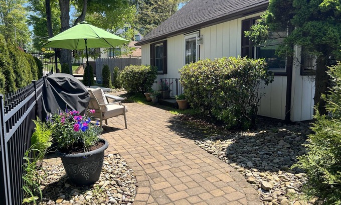 Conneaut Lakeshore Cottage | By the Lake Cottage