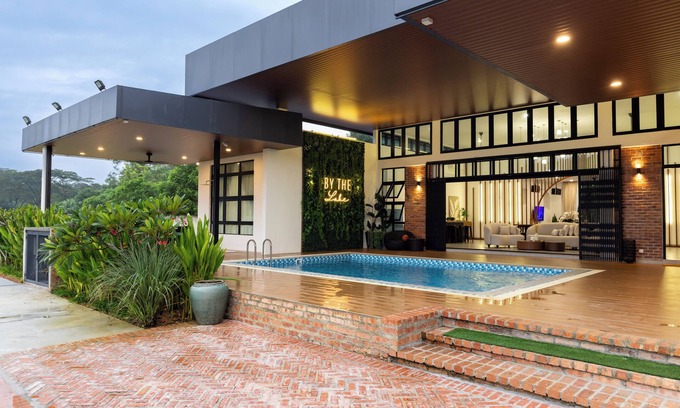 Semenyih House | BY THE LAKE VILLA in serene Semenyih with AC, WiFi.