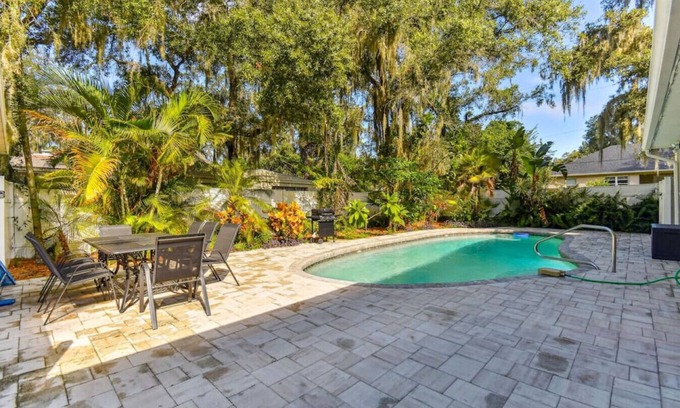 Temple Terrace House | By the River, Pool and King bed