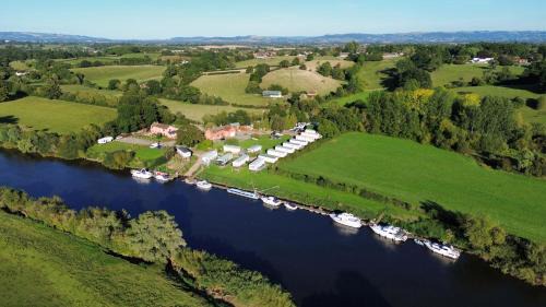 Forest of Dean Resort | By The River Severn - Caravan 6 - Severnside Boat and Caravan Park