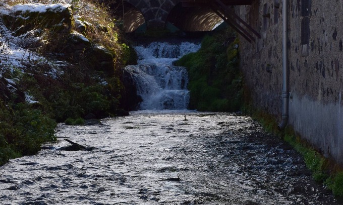 Ceyssat House | By the stream
