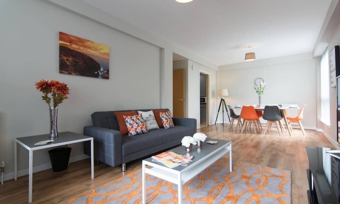 Paisley Condo | ByEvo 6 Brabloch - Modern Apartment close to Paisley and GLA