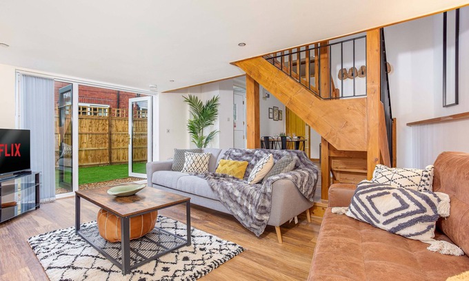 Longford House | ByEvo Oswestry Barn - Quirky 2 Bed 1 Bath Barn style annex close to town centre