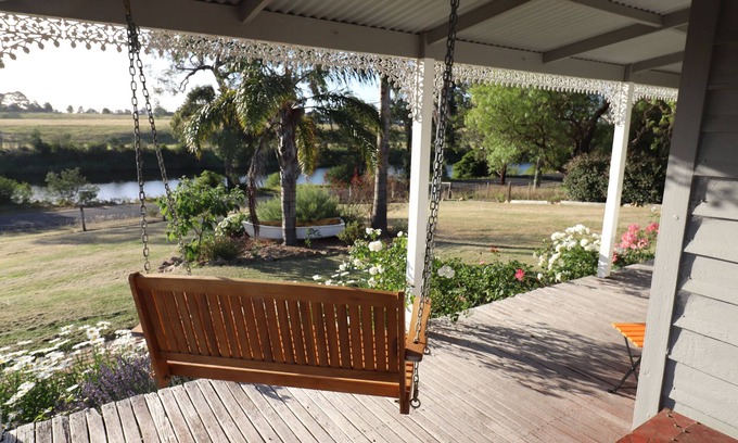 Swan Reach House | Bylands Cottage. Historic home with Tambo River views