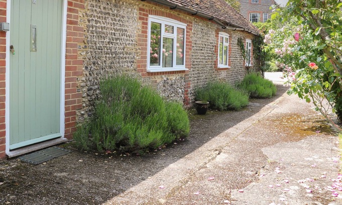 Pulborough House | BYRE COTTAGE 2, family friendly, with pool in Storrington