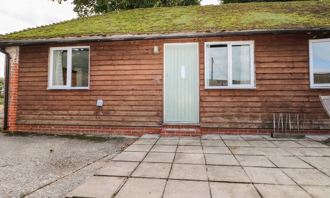 Pulborough Cottage | BYRE COTTAGE 2, family friendly, with pool in Storrington