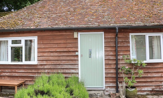 Pulborough House | BYRE COTTAGE 4, family friendly, with pool in Storrington