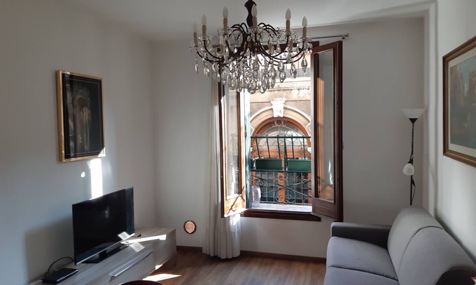 Cannaregio Apartment | Cà Valeria - A CLASSIC SUNNY 1ST FLOOR VENETIAN HOUSE IT027042C2LNNVIZAW