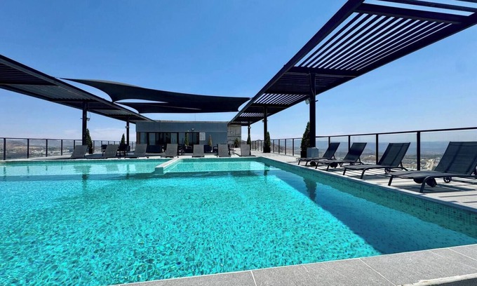 Zapopan Apartment | Cómodo depa en Zapopan con alberca, cama queen y cocina equipada
