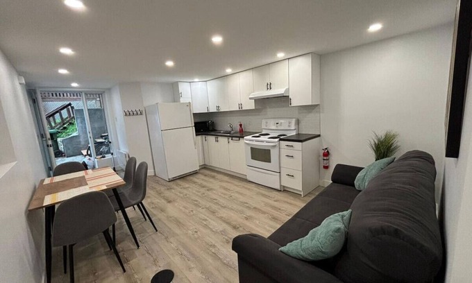 Cote-Des-Neiges—Notre-Dame-De-Grace Apartment | Côte-des-Neiges Cozy 1-Bedroom Ground-Floor Apartment | Quiet & Convenient Stay