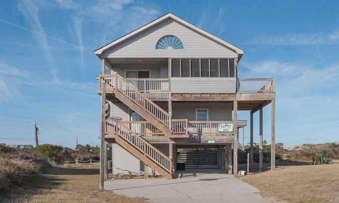 South Nags Head House | C'est Sea Bon | Oceanside | South Nags Head | Sleeps 8