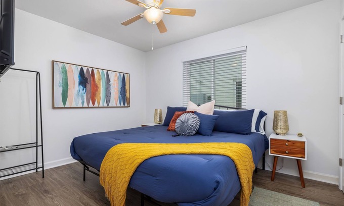 Five Points South Condo | C1 Vulcan's Hideout-King Bed/Workspace/FreeParking
