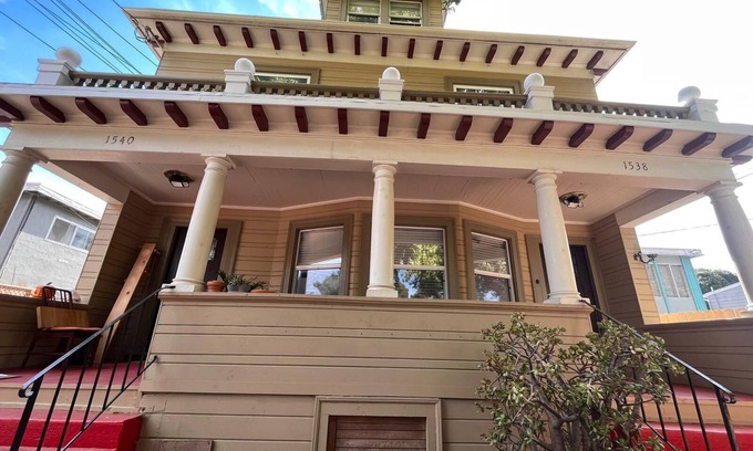 Southwest Berkeley Apartment | C4: Spacious 1-bedroom in prime location close to UC Berkeley