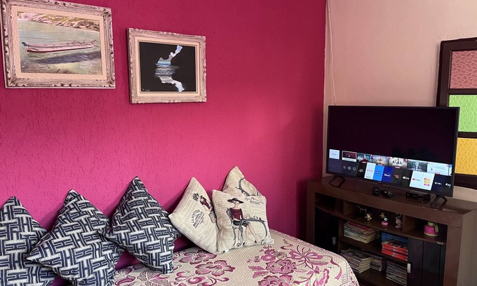 Praia Grande House | Casa Rosa, Perto do Pontal do Atalaia e da Praia das Escadarias. Aceita Pets