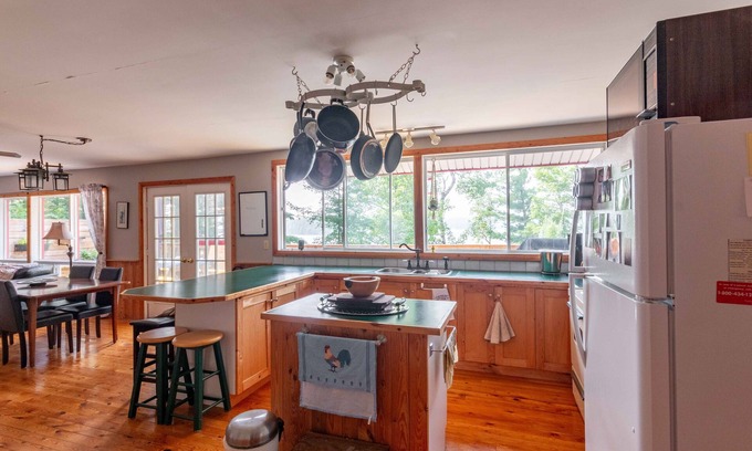 Madawaska Valley Cottage | Idyllic island cottage on pristine Paugh Lake