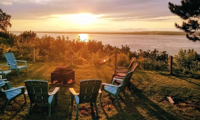 Deschaillons-sur-St-Laurent House | Le Havre du Navigateur overlooking the St. Lawrence River