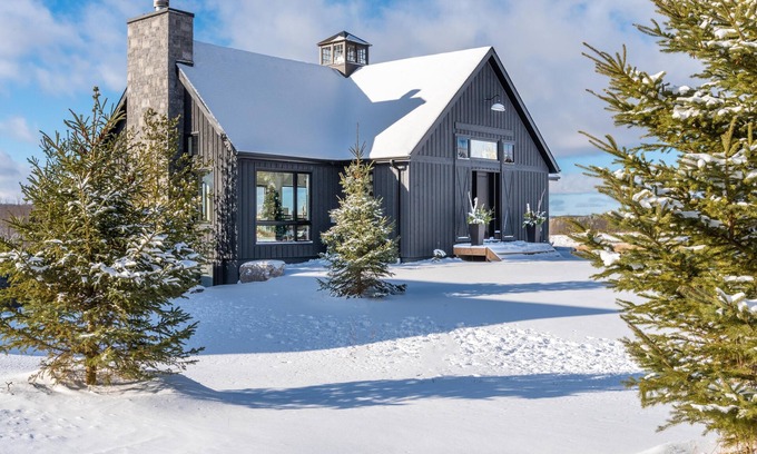 Grey Highlands Ski Chalet | 5 bedroom, 3 bath, New build!, Beaver Valley! Niagara Escarpment View!