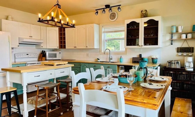 Saint-Claude House | Rowing, Waterfront, Spa