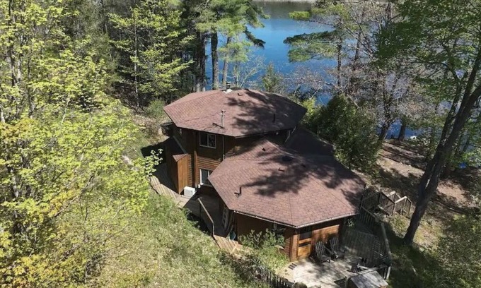 Rideau Lakes Cottage | Wooden Waterfront Cottage in Kingston - (Pet-Friendly!)