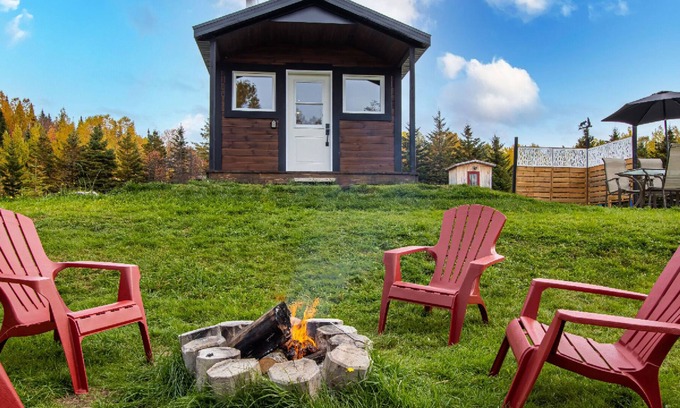 Notre-Dame-Auxiliatrice-de-Buckland Ski Chalet | Beausite Tourisme-Lac, river spa, micro farm, estate trail, view of the mountain