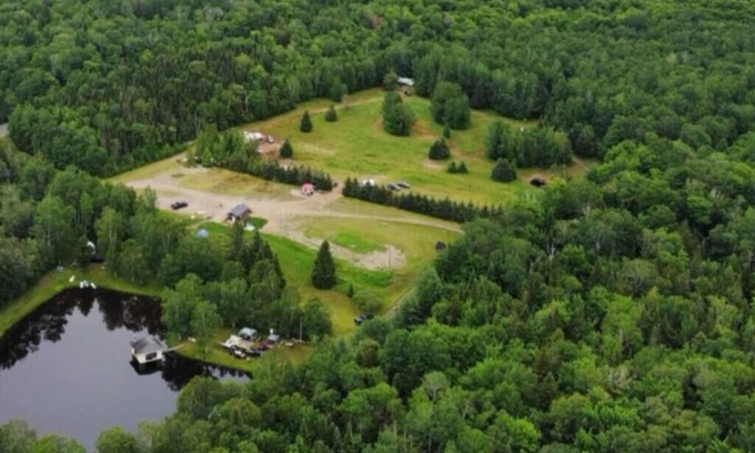 Notre-Dame-Auxiliatrice-de-Buckland Cabin | Domaine Beausite à louer pour groupes familiaux, corporatifs ou événementiels!