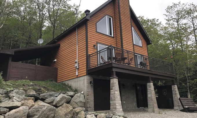 Notre-Dame-Auxiliatrice-de-Buckland Ski Chalet | Spa, Pool table, Mountain | Chalet Avalanche