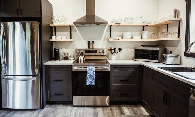L'lle-du-Grand-Calumet Ski Chalet | Waterfront lux loft 2 bed/r perfect 1 or 2 couples