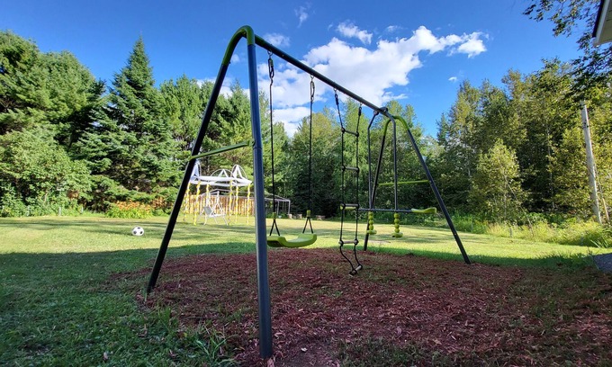 Sainte-Marguerite-du-Lac-Masson Bed & Breakfast | Family Cottage/Chalet famille > 12-15 guest/invité