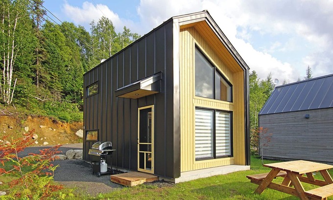 Sainte-Marguerite-du-Lac-Masson Ski Chalet | Glamping in the comfort of a mini chalet
