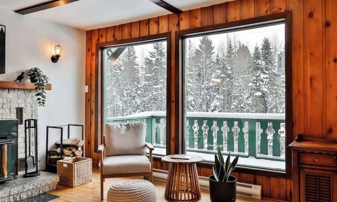 Sainte-Marguerite-du-Lac-Masson House | Le Chat Sauvage | Hot tub | Steam Bath
