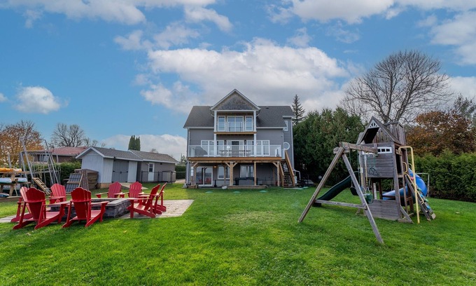 Selwyn Cottage | Luxury Modern Cottage Best Sunrises with Hot Tub