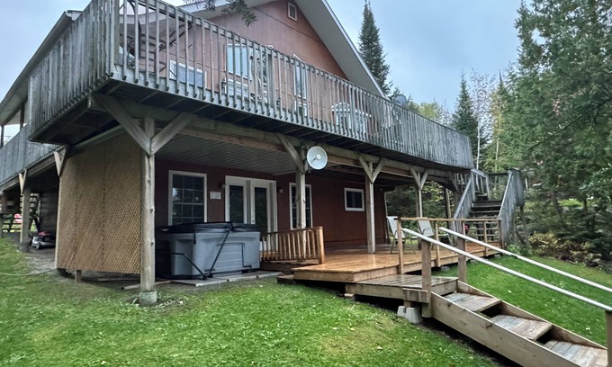 Farleys Corners House | Executive Lakefront Home - NEW - 6P HOT TUB coming Sept 2025