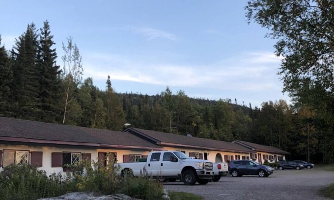 Unorganized Thunder Bay District Hotel | Coach House Motel 20 km East Terrace Bay