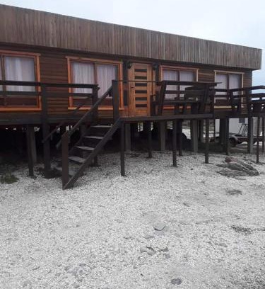 Punta de Choros Apartment | CABAÑA LA CASONA, salón, comedor y cocina amplia, con baño en la habitación y uno adicional, se alcanzan a ver las islas y el mar