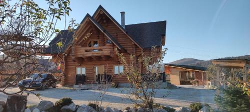 Valea Moldovei Ski Chalet | Cabana lemn rotund cu ciubar de închiriat Bucovina Chalet