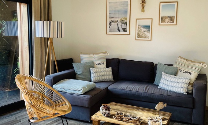 Le Teich House | Cabane Laouga, a charming little Bassin-style house