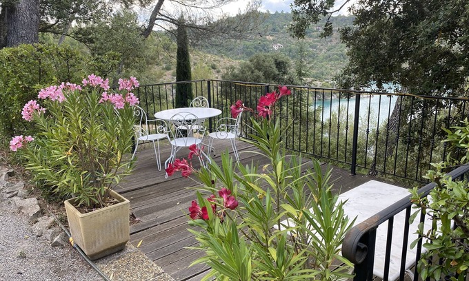 Esparron-de-Verdon Cottage | Cabanon de Naïs T2 with terrace and private access to Lake Esparron de Verdon