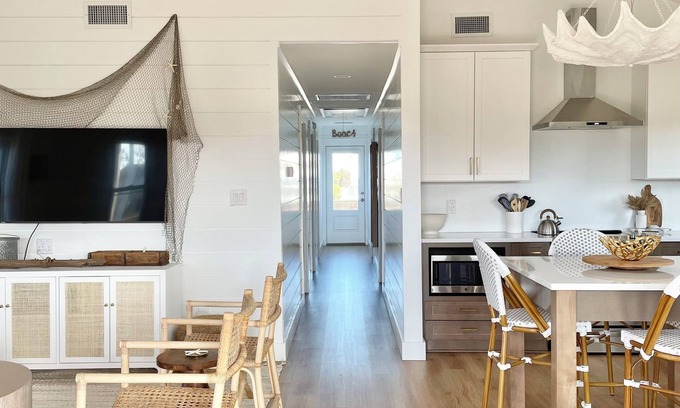 Nags Head Cottage | Cabell’s Coastal Cottage-Sleeos 8,Jockey’s Ridge, 1 mile to beach Sunsets & Pets