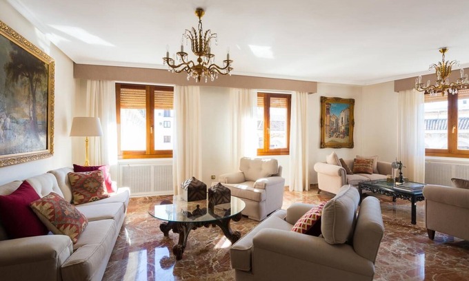 El Arenal Apartment | Cabildo Cathedral. 5 bedrooms and 2 free parking next to the Cathedral