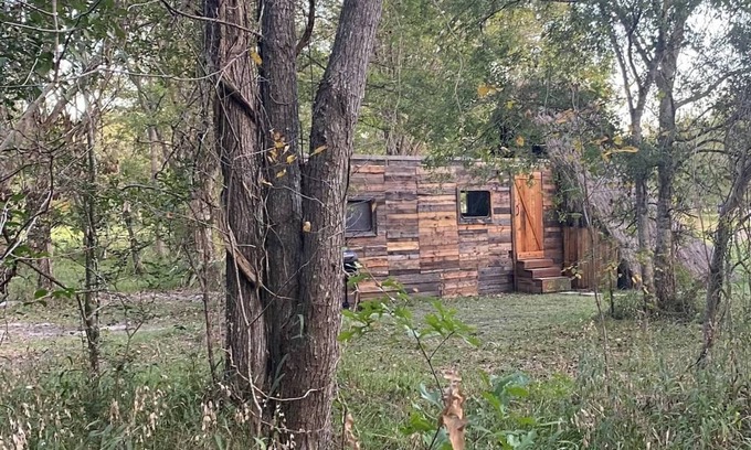 Huntsville Cabin | Cabin 1 Cozy cabin close to Sam Houston Park