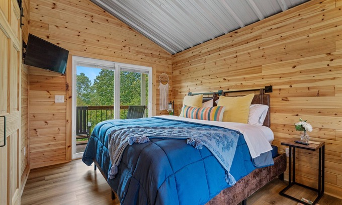 Rockwell Cabin | Cabin #1 @ Rock Creek Cabins! King Bed! 15 min. to Bathhouse Row! Pet Friendly!