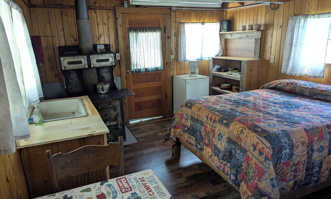 Bellvue Cabin | Cabin 10 at Sportsman’s Lodge, Rustic Cabin 10 at Sportsman's Lodge