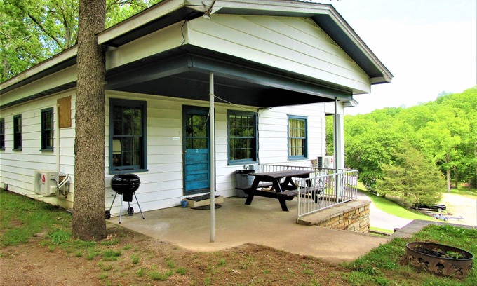Almo House | Cabin 2 at Kentucky Lake's Lynnhurst Family Resort