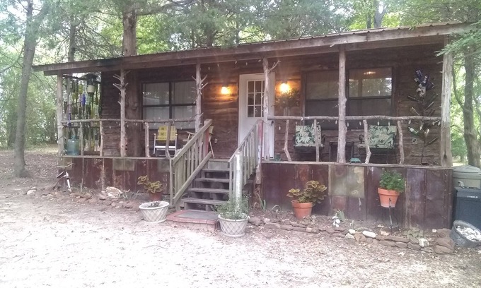 Canton House | Cabin 2 Miles From Trade Days GRANNY'S CABIN THEMED WITH ANTIQUES